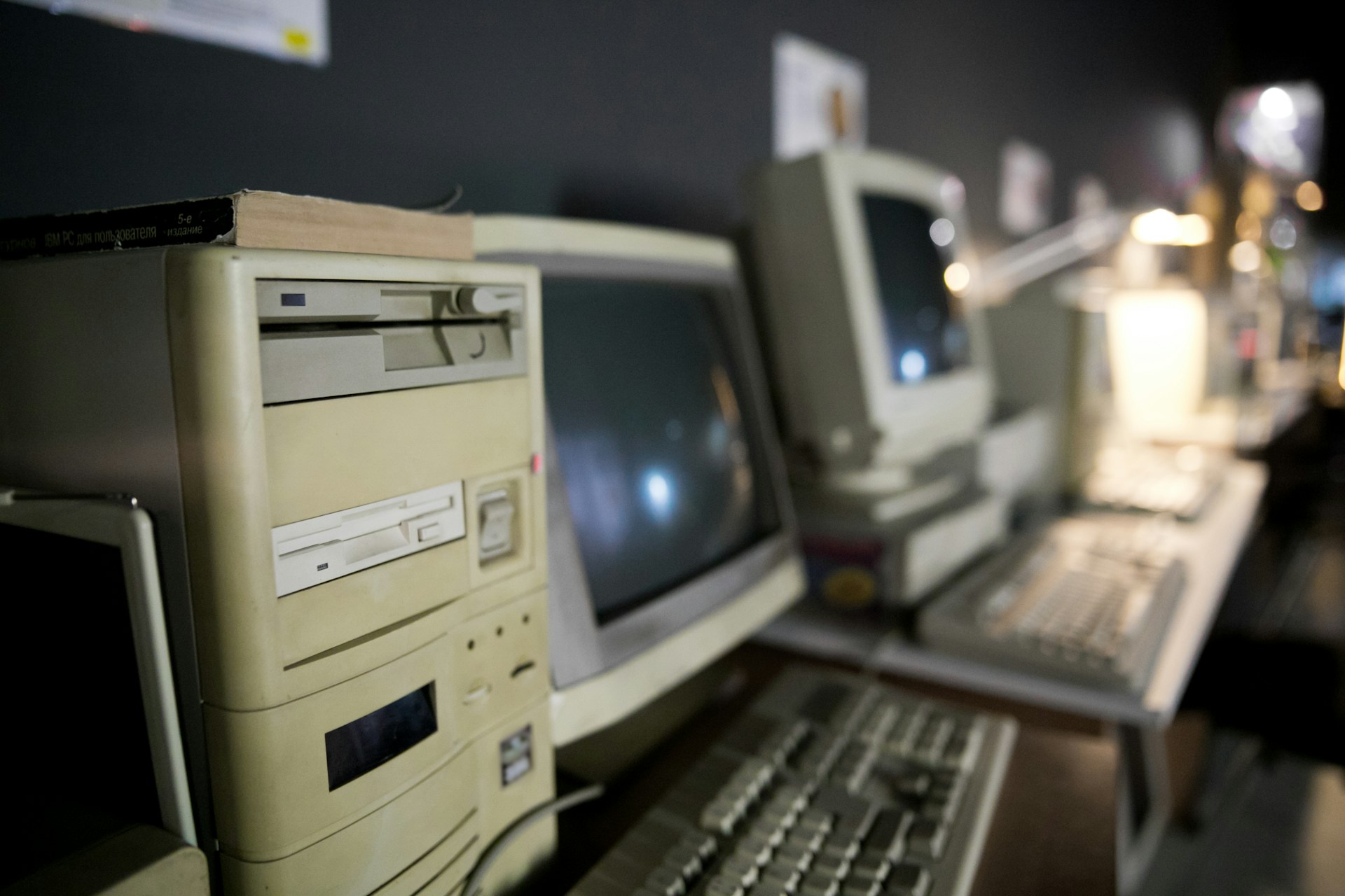 Retro PC setup met monitor en floppy drives